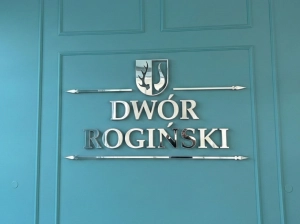 Styrodur z lico z plexi lustro DWÓR ROGIŃSKI.png