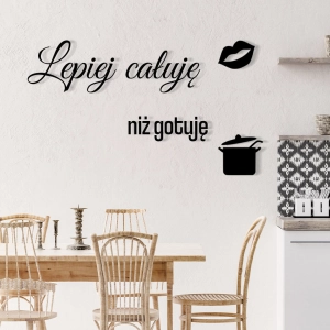 Napis na ścianę "Lepiej całuję niż gotuję"